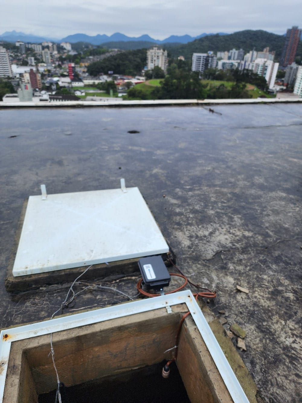 Sensor tipo haste instalado na abertura de inspeção de reservatório de concreto na laje — foto 1