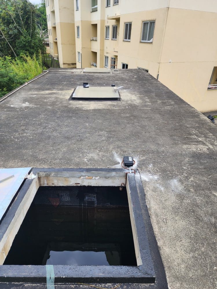 Sensor tipo haste instalado na abertura de inspeção de reservatório de concreto na laje — foto 11