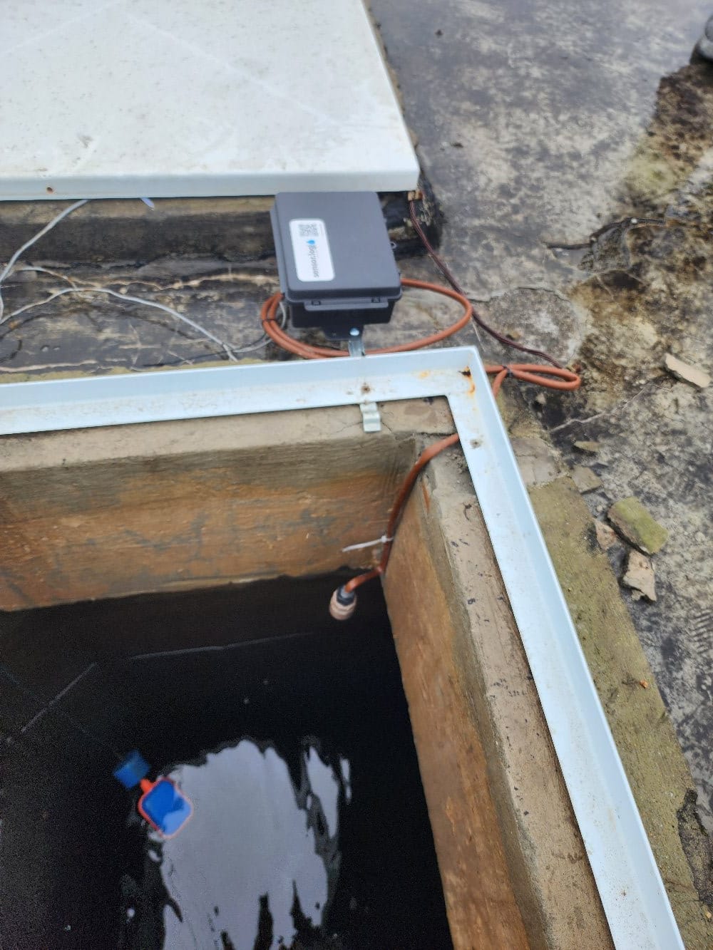 Sensor tipo haste instalado na abertura de inspeção de reservatório de concreto na laje — foto 12