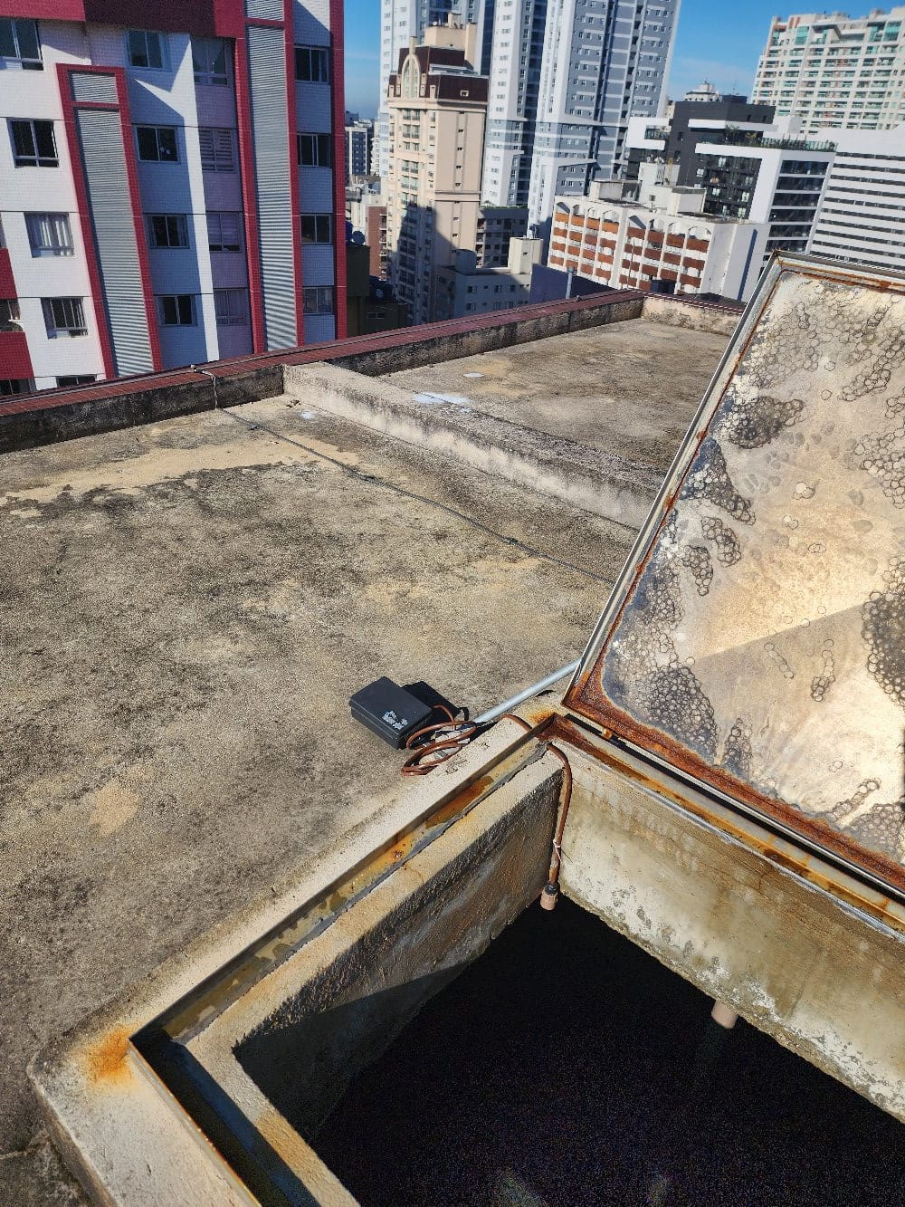 Sensor tipo haste instalado na abertura de inspeção de reservatório de concreto na laje — foto 14