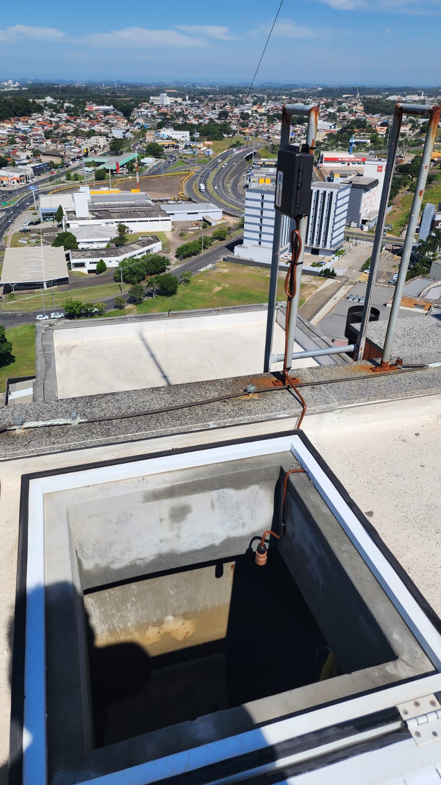 Sensor tipo haste instalado na abertura de inspeção de reservatório de concreto na laje — foto 3