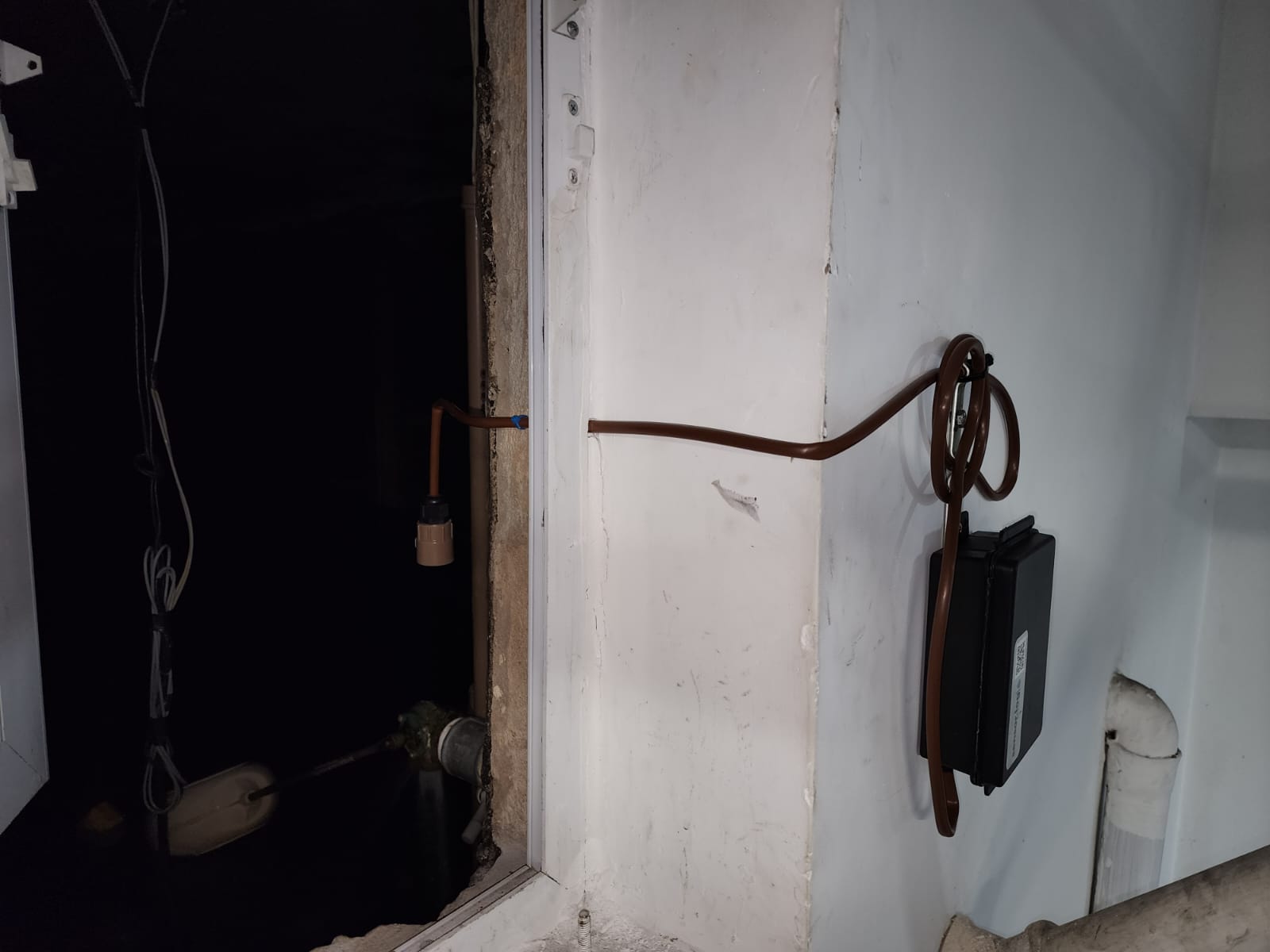 Sensor tipo haste instalado na abertura de inspeção de reservatório de concreto na laje — foto 6