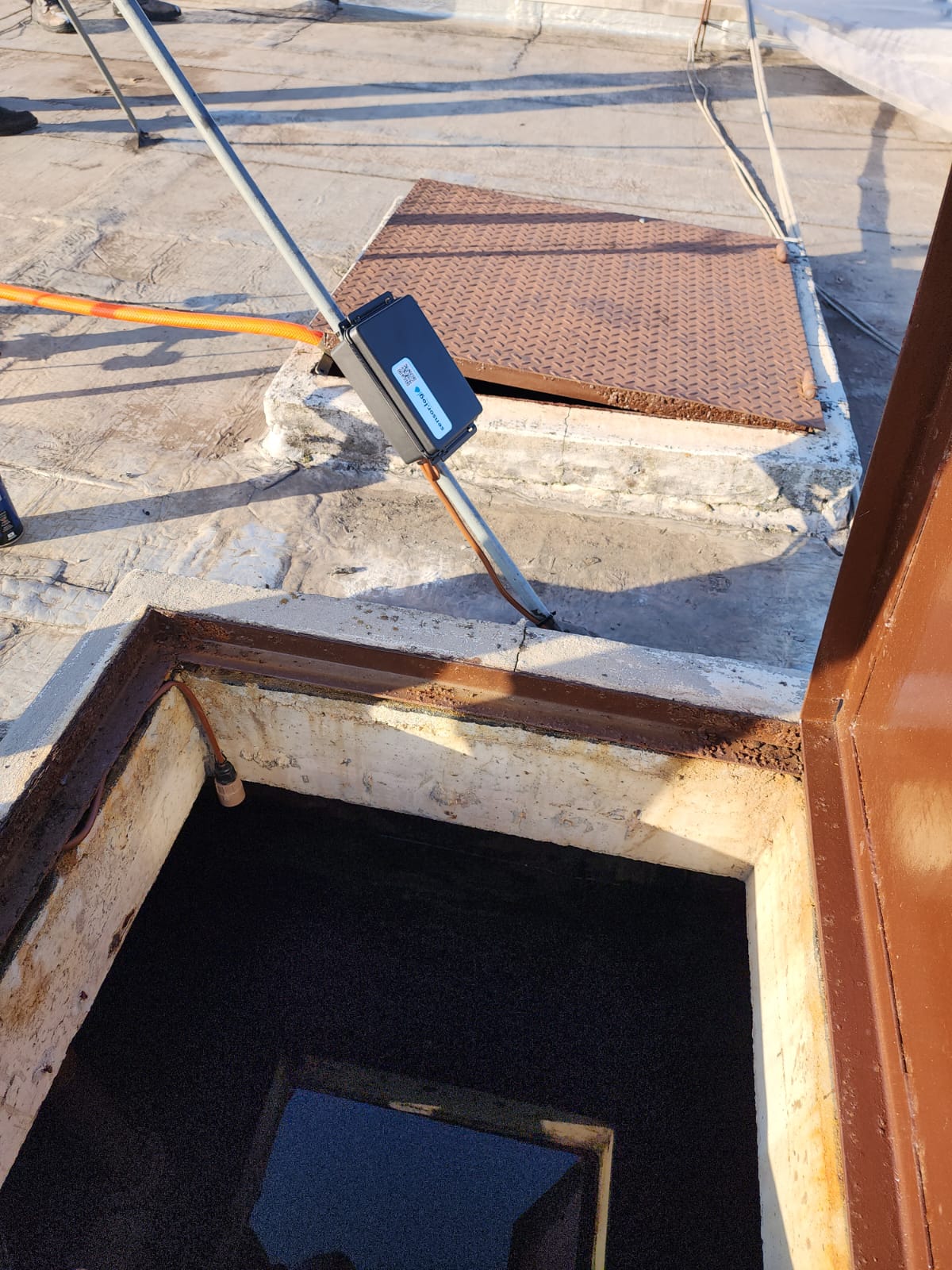 Sensor tipo haste instalado na abertura de inspeção de reservatório de concreto na laje — foto 9