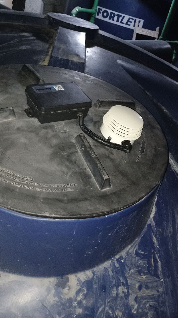 Sensor tipo torre instalado na tampa de inspeção de caixa d'água — foto 1